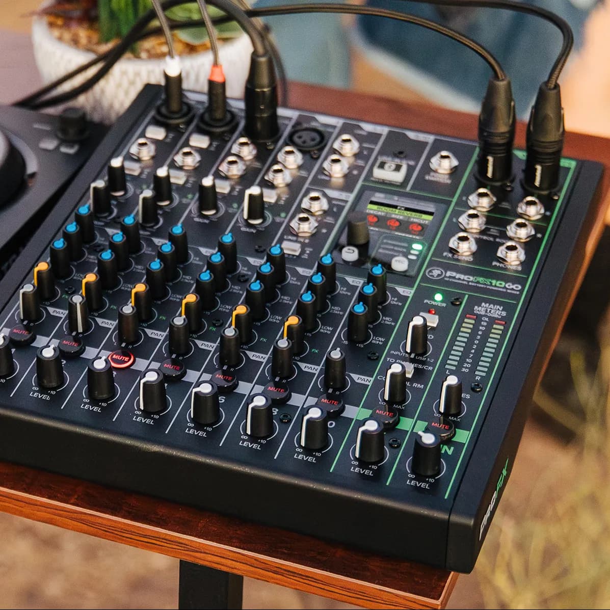 Mackie ProFX10 GO im Einsatz: Akku-Mixer für freie Trauungen und mobile Gigs