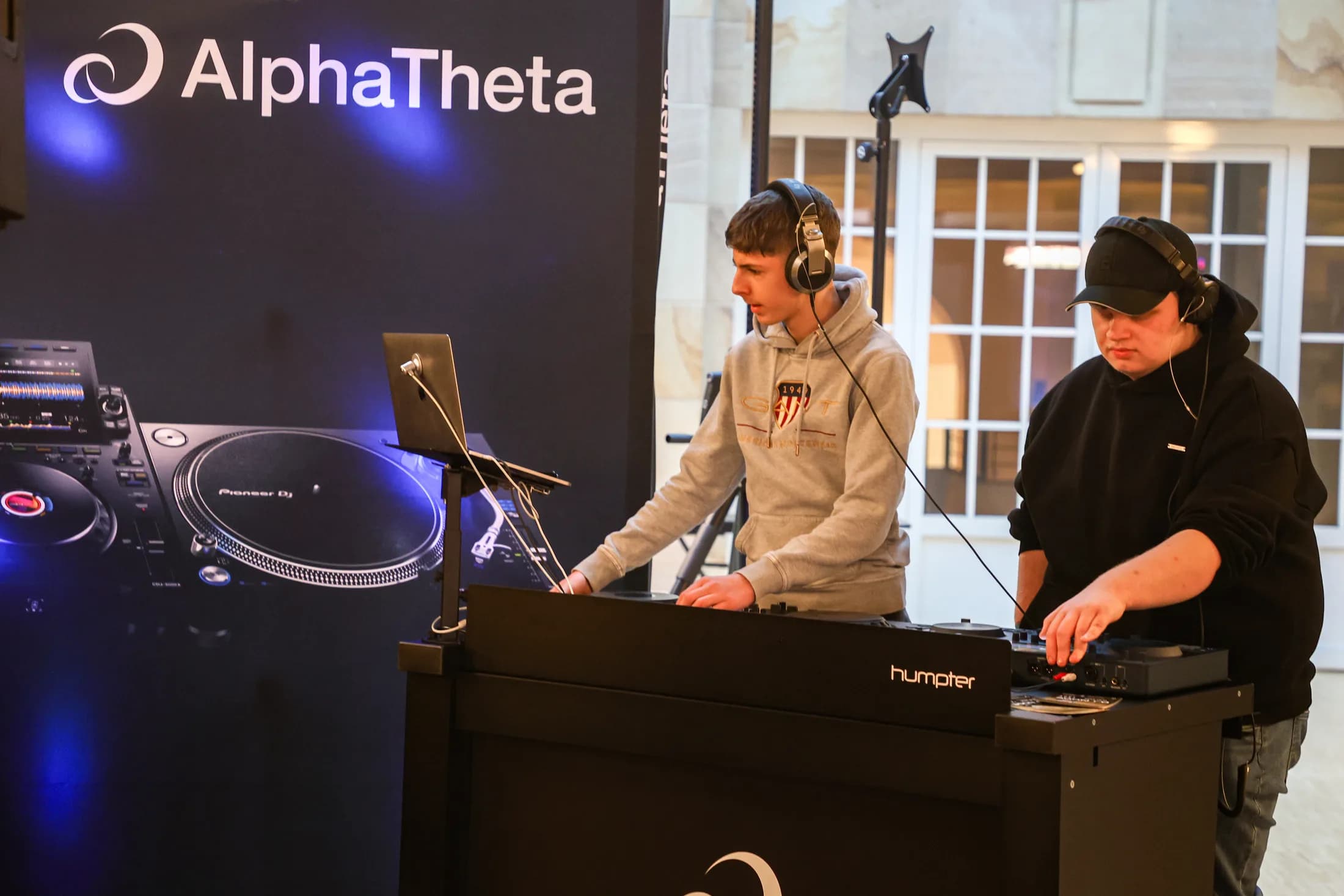AlphaTheta erweitert die DJ-Kultur durch Streaming und Cloud